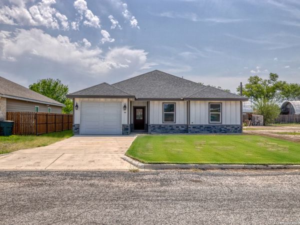 44 SUNDAY CT, Uvalde, TX 78801