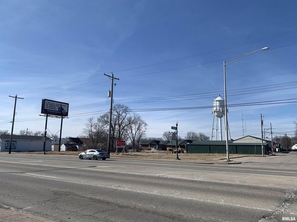 117-121 N MAIN Street, Creve Coeur, IL 61610