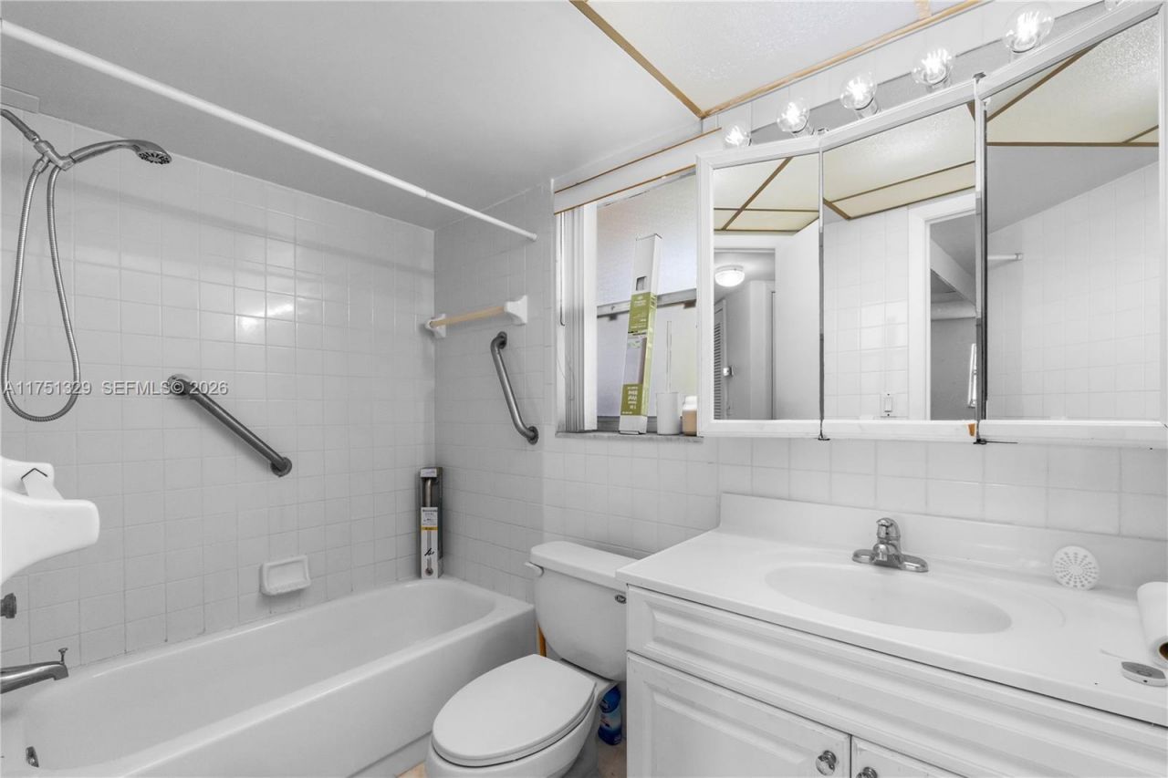 8450 Sunrise Lakes Blvd, Unit 306, Sunrise, FL 33322 Photo
