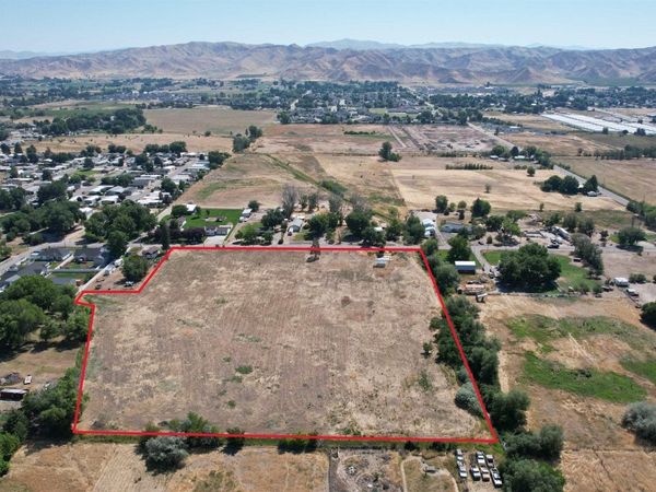 921 S Moffatt, Emmett, ID 83617