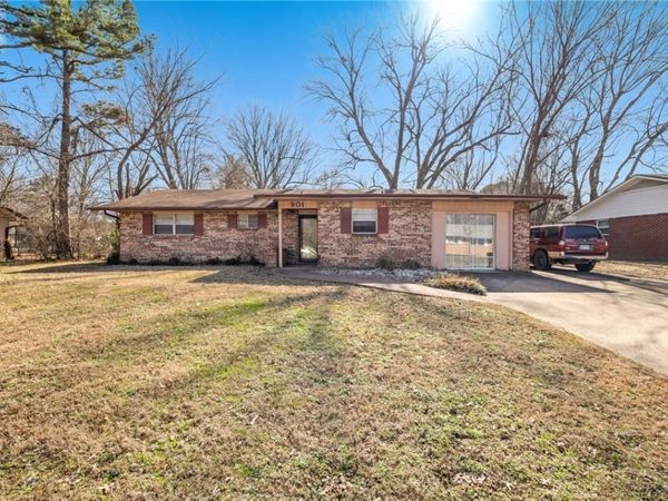 901 Bel Air Drive, Fayetteville, AR 72703