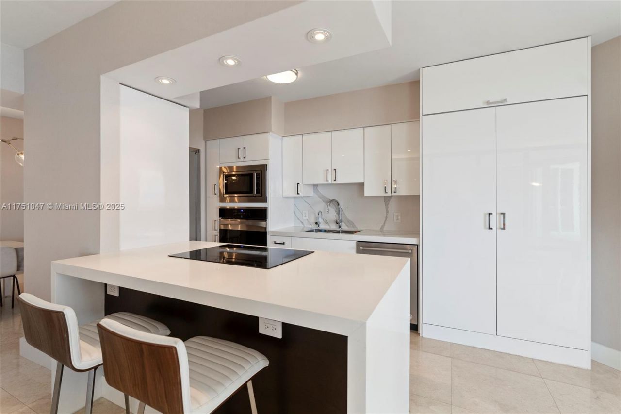 4779 Collins Ave, Unit 2204, Miami Beach, FL 33140 Photo