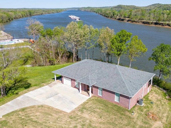 650 W PILLOW ST, Clifton, TN 38425