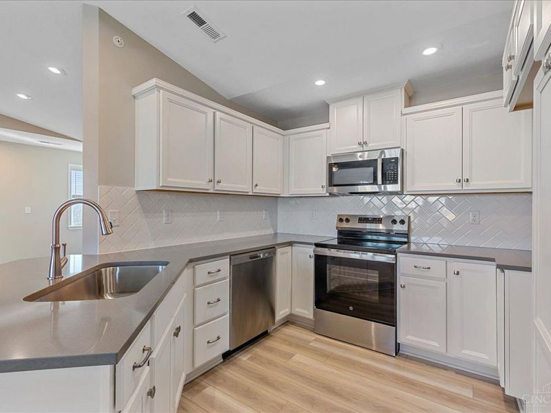 413 Bethpage Way, Unit 7-300, Turtle Creek Twp, OH 45036 Photo 2