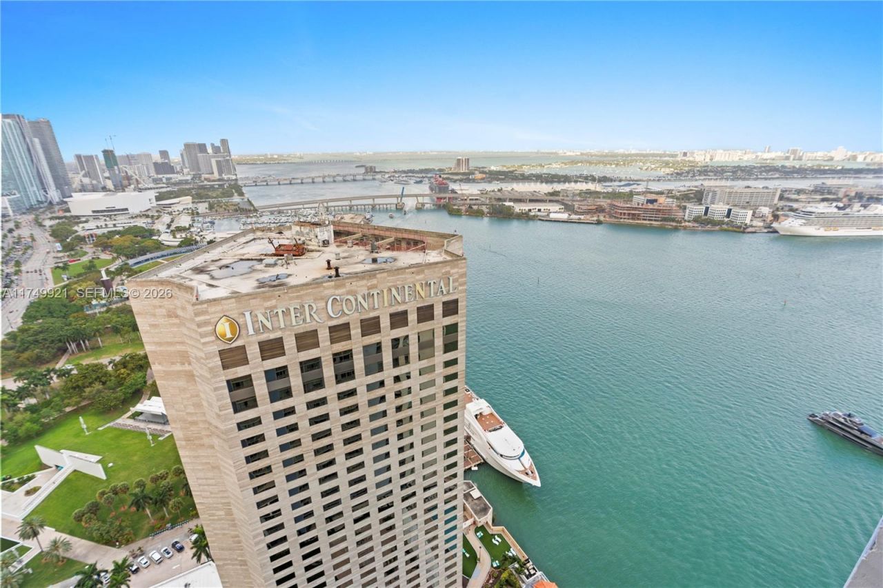 335 S Biscayne Blvd, Unit UPH02, Miami, FL 33131 Photo