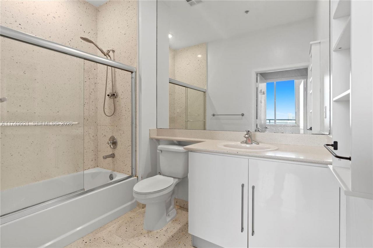335 S Biscayne Blvd, Unit UPH02, Miami, FL 33131 Photo
