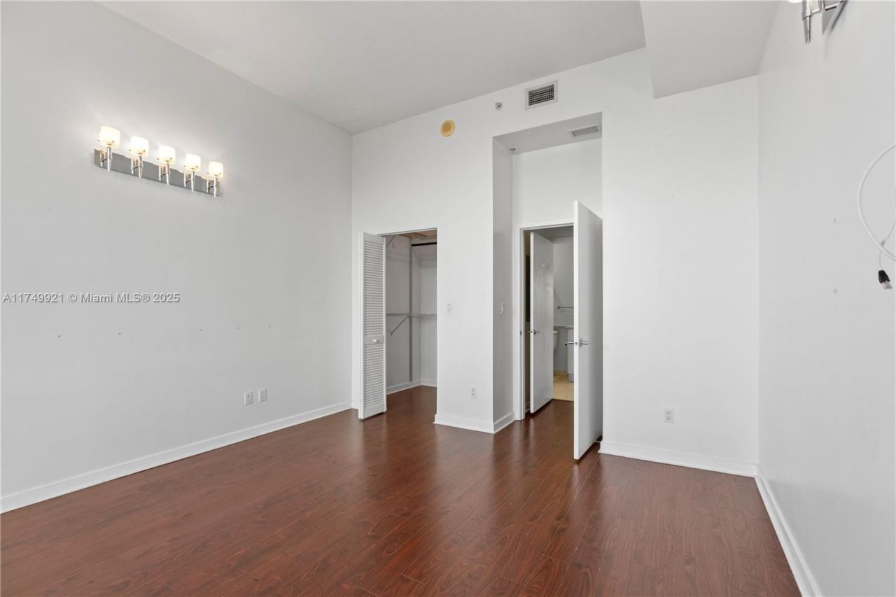 335 S Biscayne Blvd, Unit UPH02, Miami, FL 33131 Photo