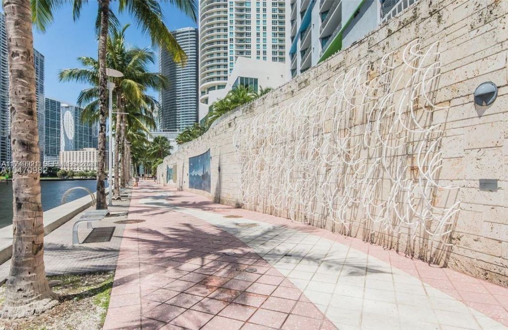335 S Biscayne Blvd, Unit UPH02, Miami, FL 33131 Photo