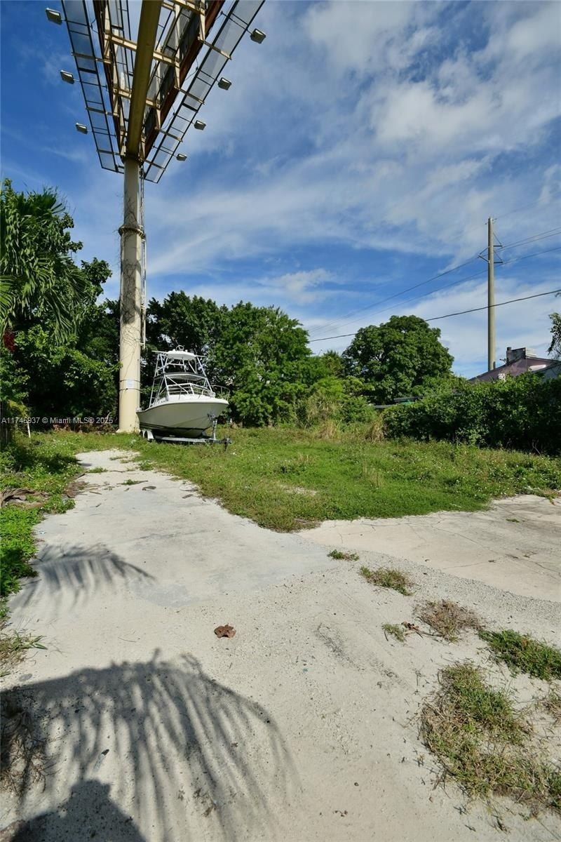 321 NW 37th St, Miami, FL 33127 Photo