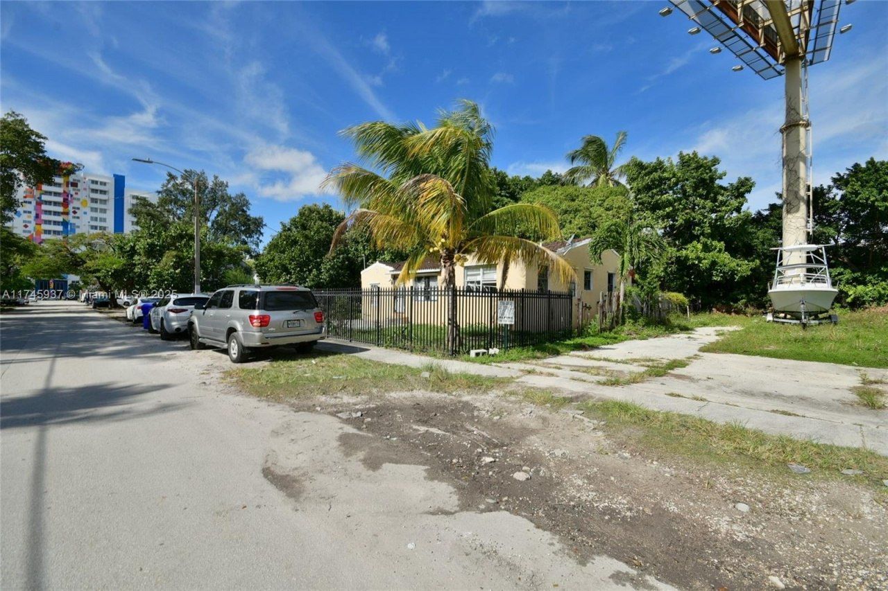 321 NW 37th St, Miami, FL 33127 Photo