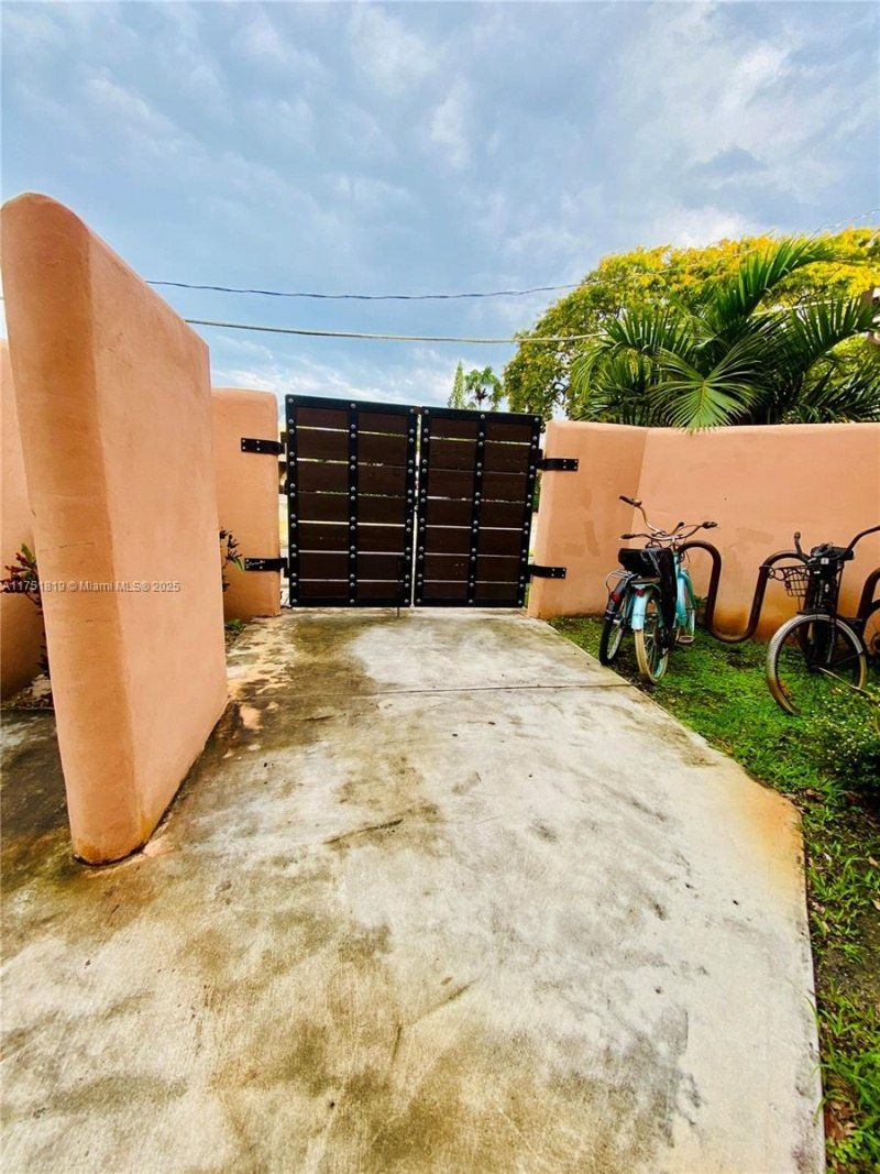 200 Azure Way, Miami Springs, FL 33166 Photo