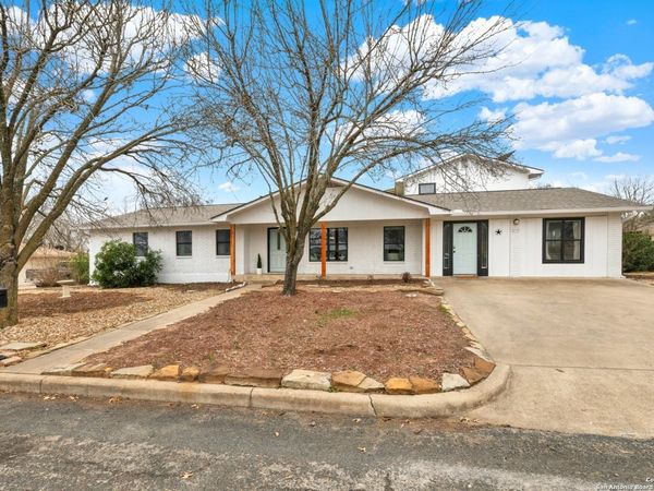 217 W Driftwood Dr, Fredericksburg, TX 78624