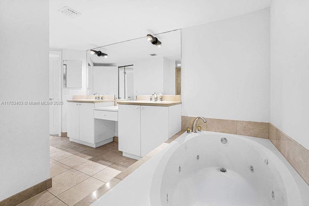 8925 Collins Ave, Unit 2E, Surfside, FL 33154 Photo