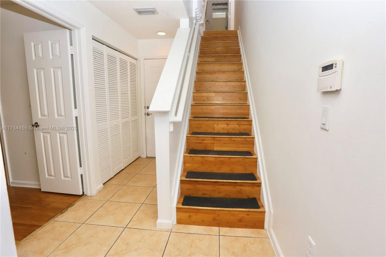 1033 NE 17th Way, Unit 404, Fort Lauderdale, FL 33304 Photo