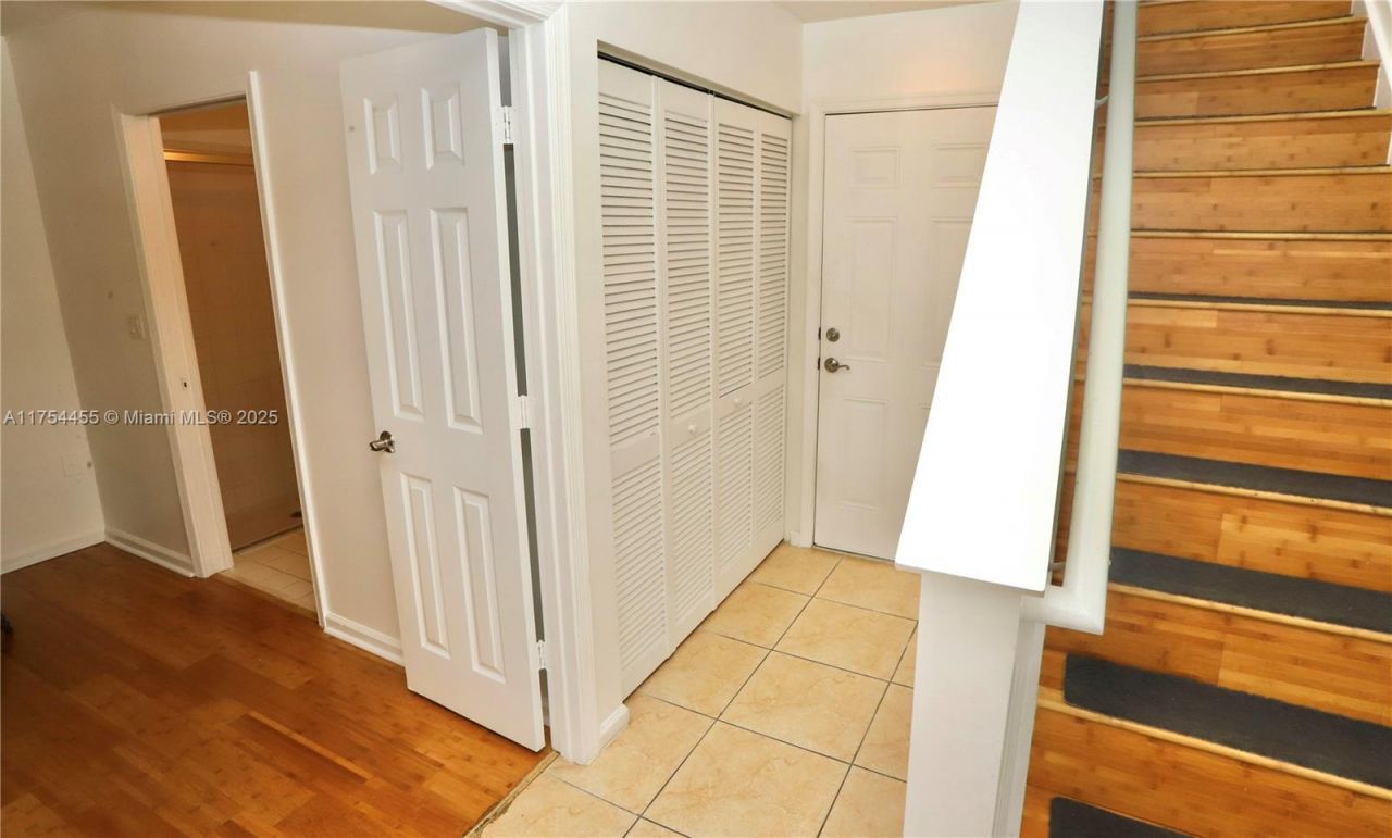 1033 NE 17th Way, Unit 404, Fort Lauderdale, FL 33304 Photo