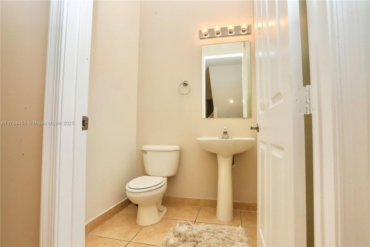 1033 NE 17th Way, Unit 404, Fort Lauderdale, FL 33304 Photo