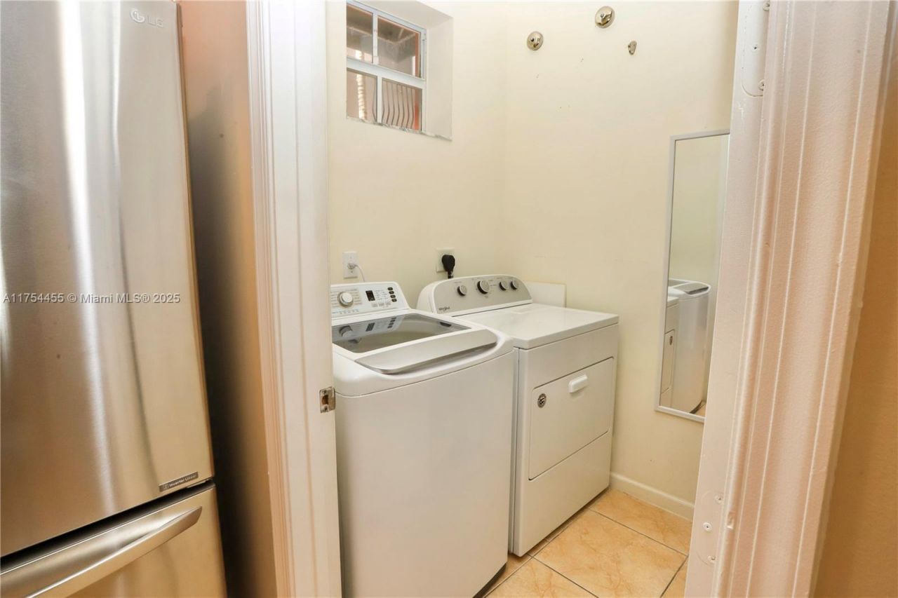 1033 NE 17th Way, Unit 404, Fort Lauderdale, FL 33304 Photo