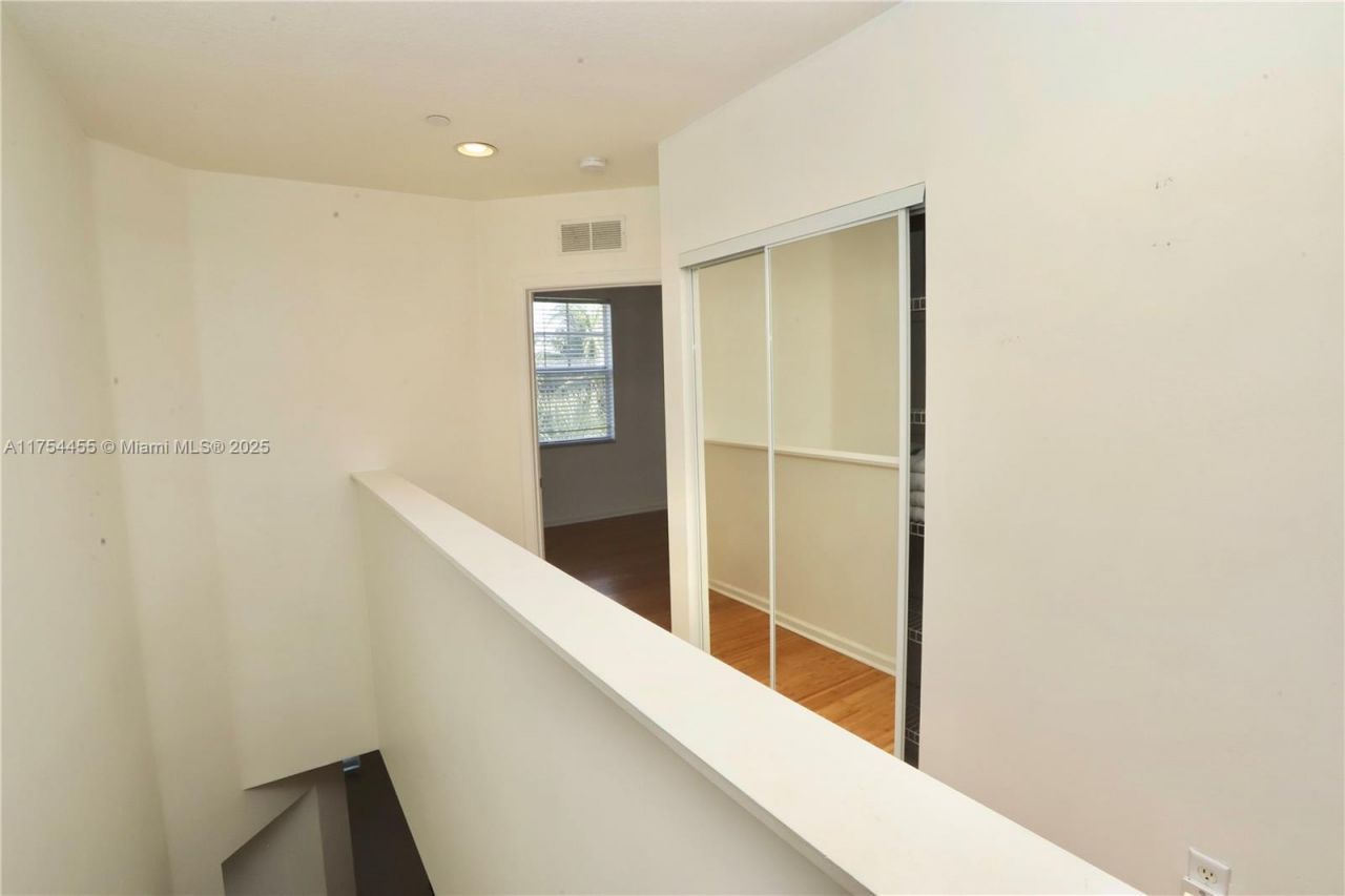 1033 NE 17th Way, Unit 404, Fort Lauderdale, FL 33304 Photo