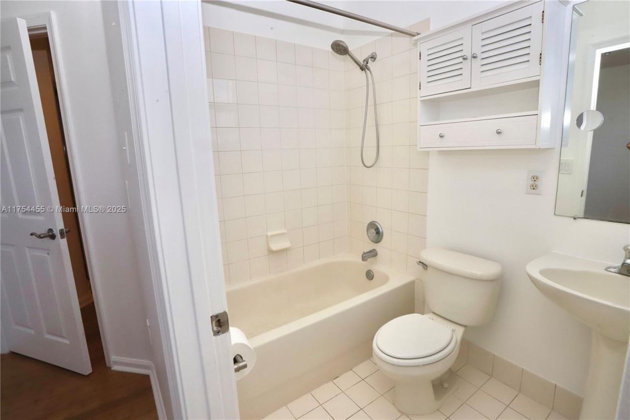 1033 NE 17th Way, Unit 404, Fort Lauderdale, FL 33304 Photo