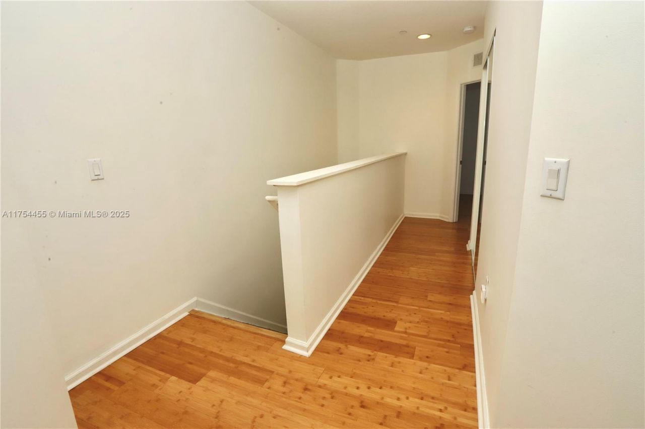 1033 NE 17th Way, Unit 404, Fort Lauderdale, FL 33304 Photo