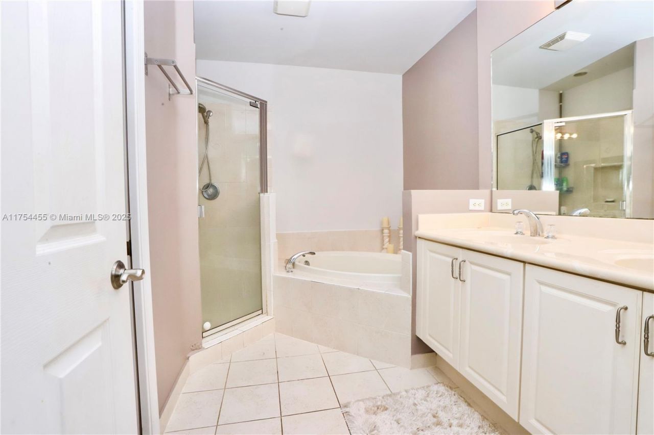 1033 NE 17th Way, Unit 404, Fort Lauderdale, FL 33304 Photo