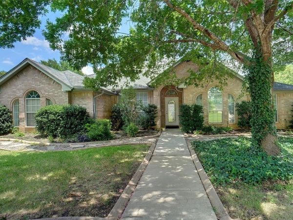 813 Hunters Glen Trail, Fort Worth, TX 76120