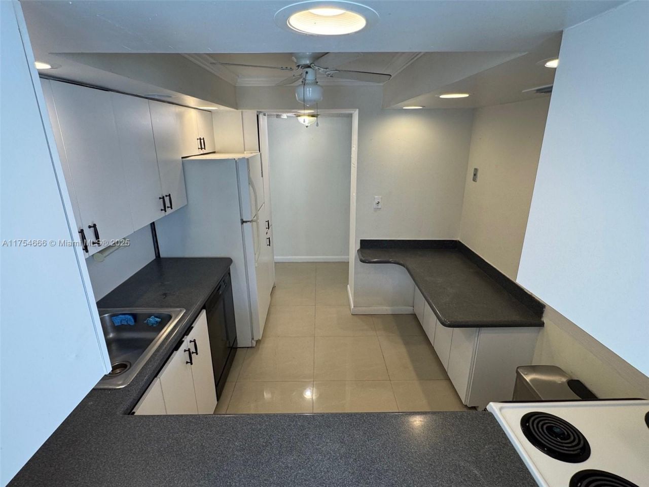 851 Three Islands Blvd, Unit 411, Hallandale Beach, FL 33009 Photo