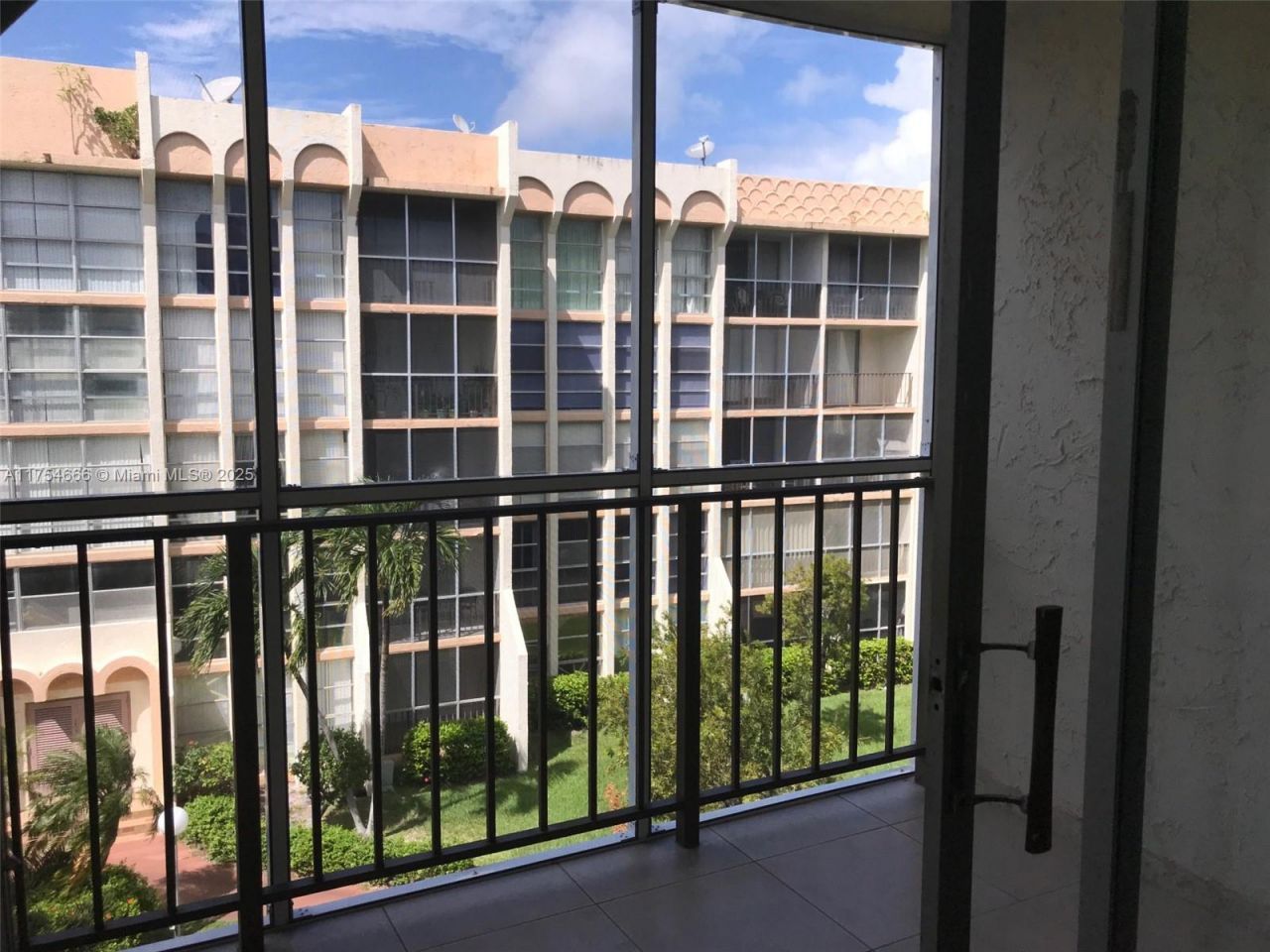 851 Three Islands Blvd, Unit 411, Hallandale Beach, FL 33009 Photo