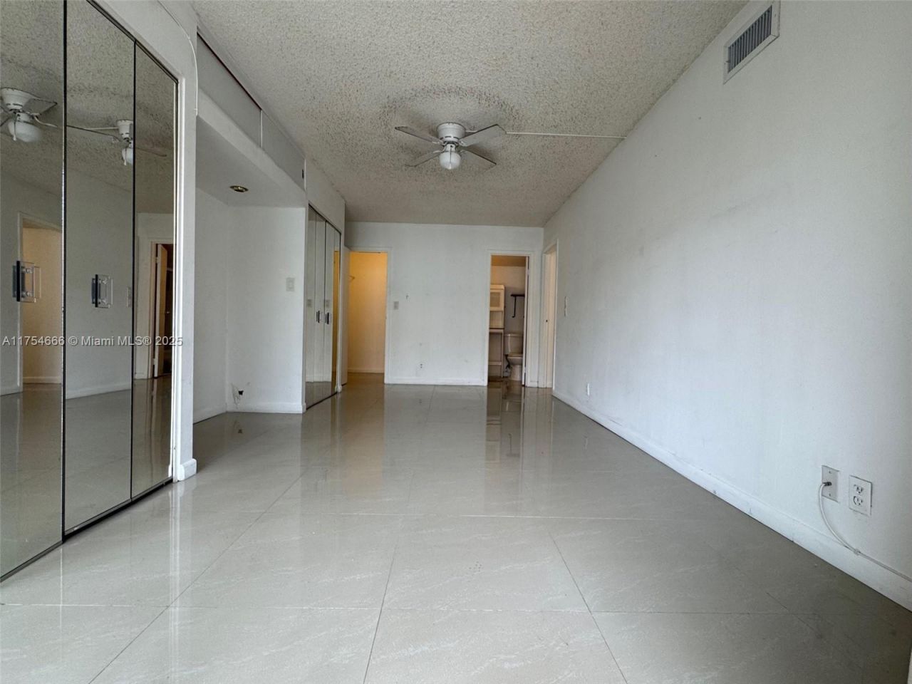 851 Three Islands Blvd, Unit 411, Hallandale Beach, FL 33009 Photo