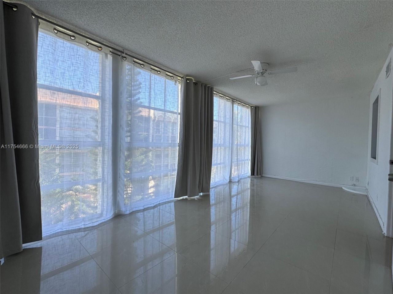 851 Three Islands Blvd, Unit 411, Hallandale Beach, FL 33009 Photo