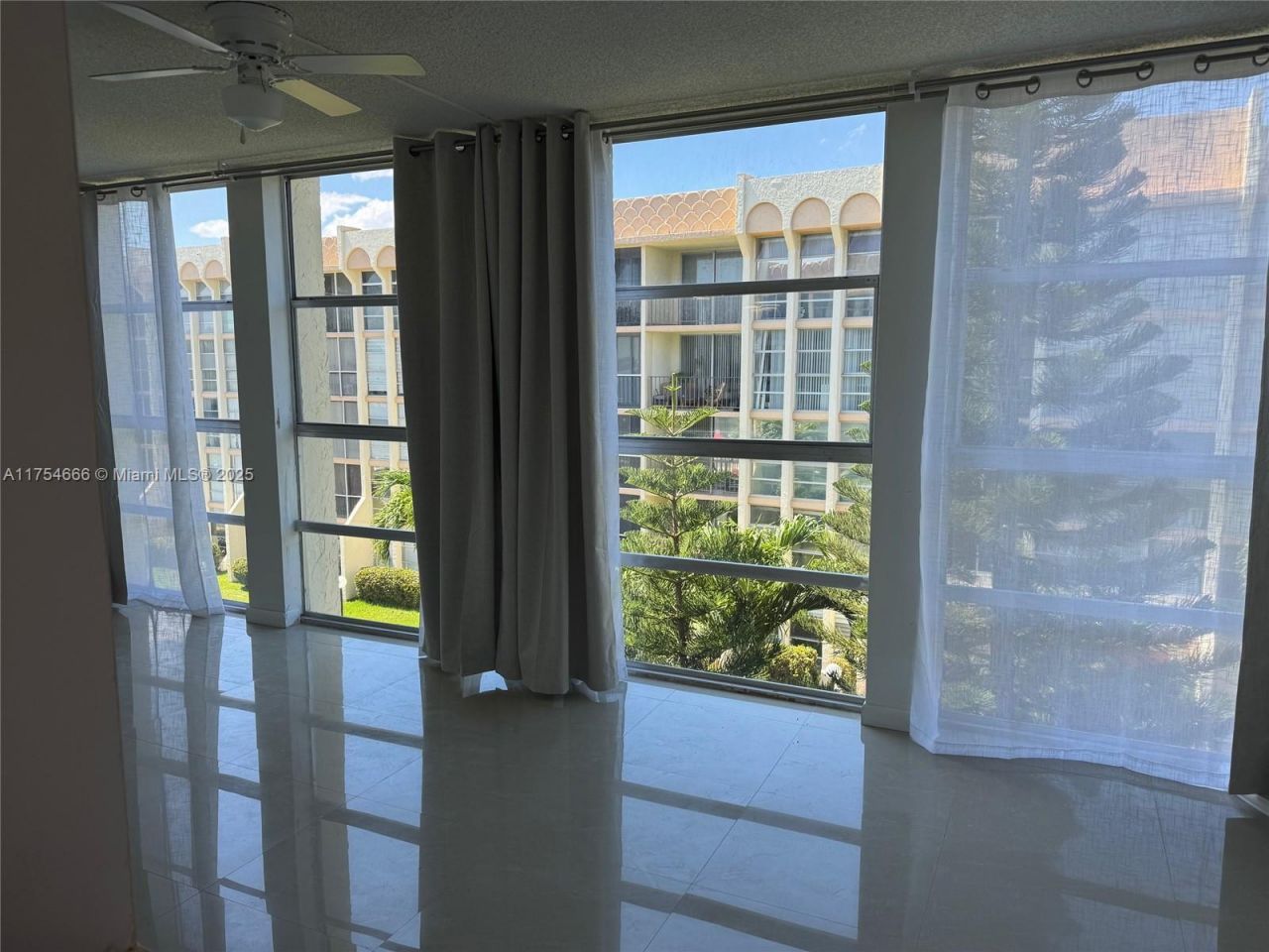 851 Three Islands Blvd, Unit 411, Hallandale Beach, FL 33009 Photo