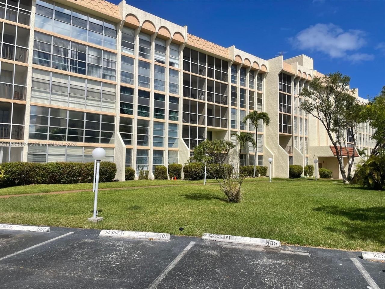 851 Three Islands Blvd, Unit 218, Hallandale Beach, FL 33009 Photo