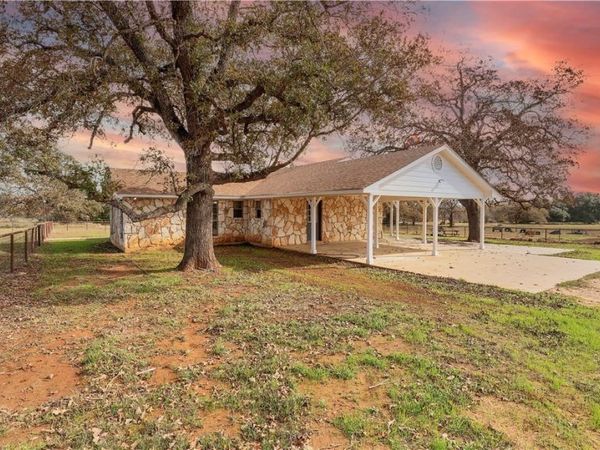 2569 County Road 443, Waelder, TX 78959
