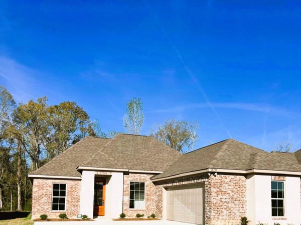 18725 Seabiscuit Ln, Zachary, LA 70791