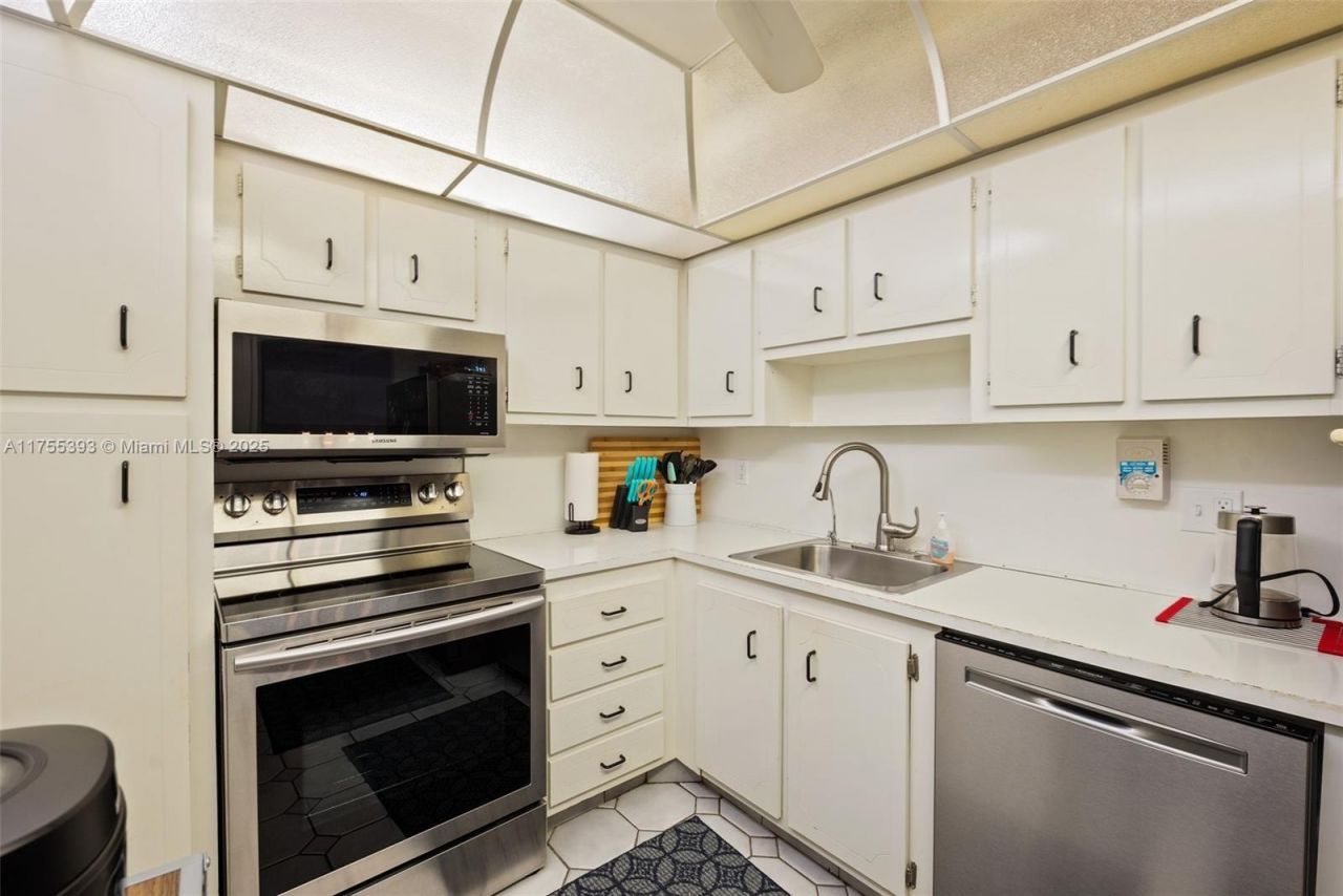 1000 Saint Charles Pl, Unit 603, Pembroke Pines, FL 33026 Photo