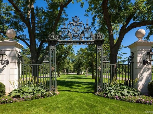 6 Stable Lane, Old Westbury, NY 00000