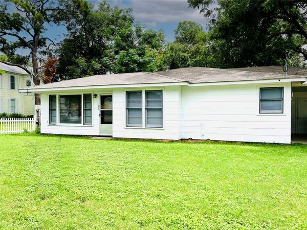 528 E Milam ST, La Grange, TX 78945