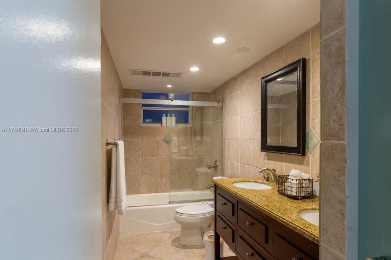 21250 NE 23rd Ave, Miami, FL 33180 Photo