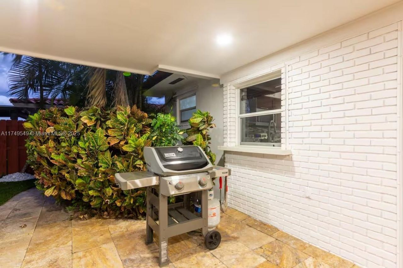 21250 NE 23rd Ave, Miami, FL 33180 Photo