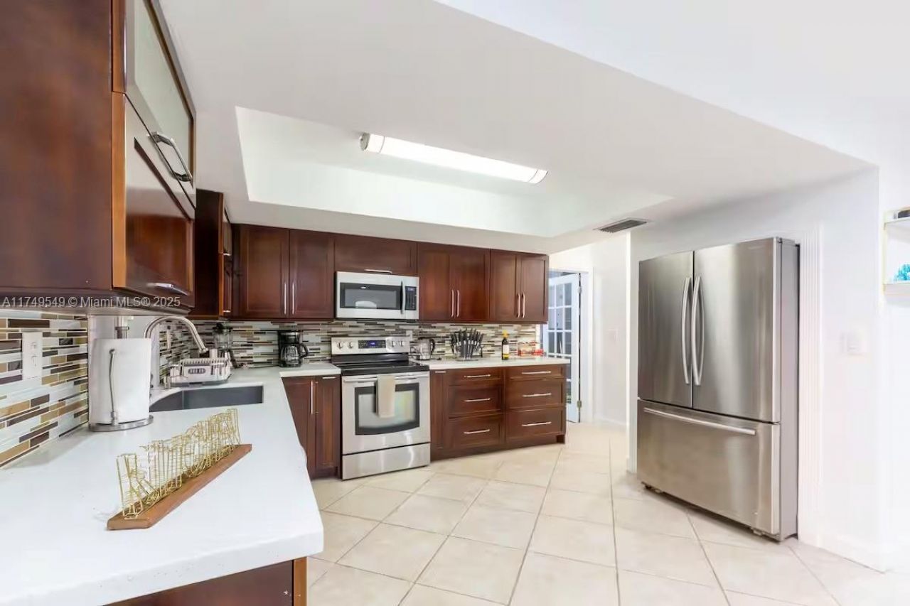 21250 NE 23rd Ave, Miami, FL 33180 Photo