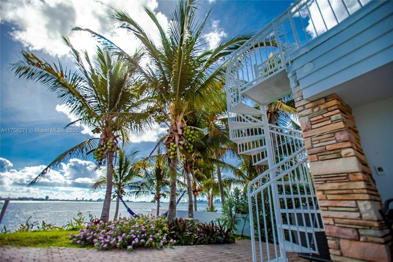 1750 Bay Dr, Miami Beach, FL 33141 Photo