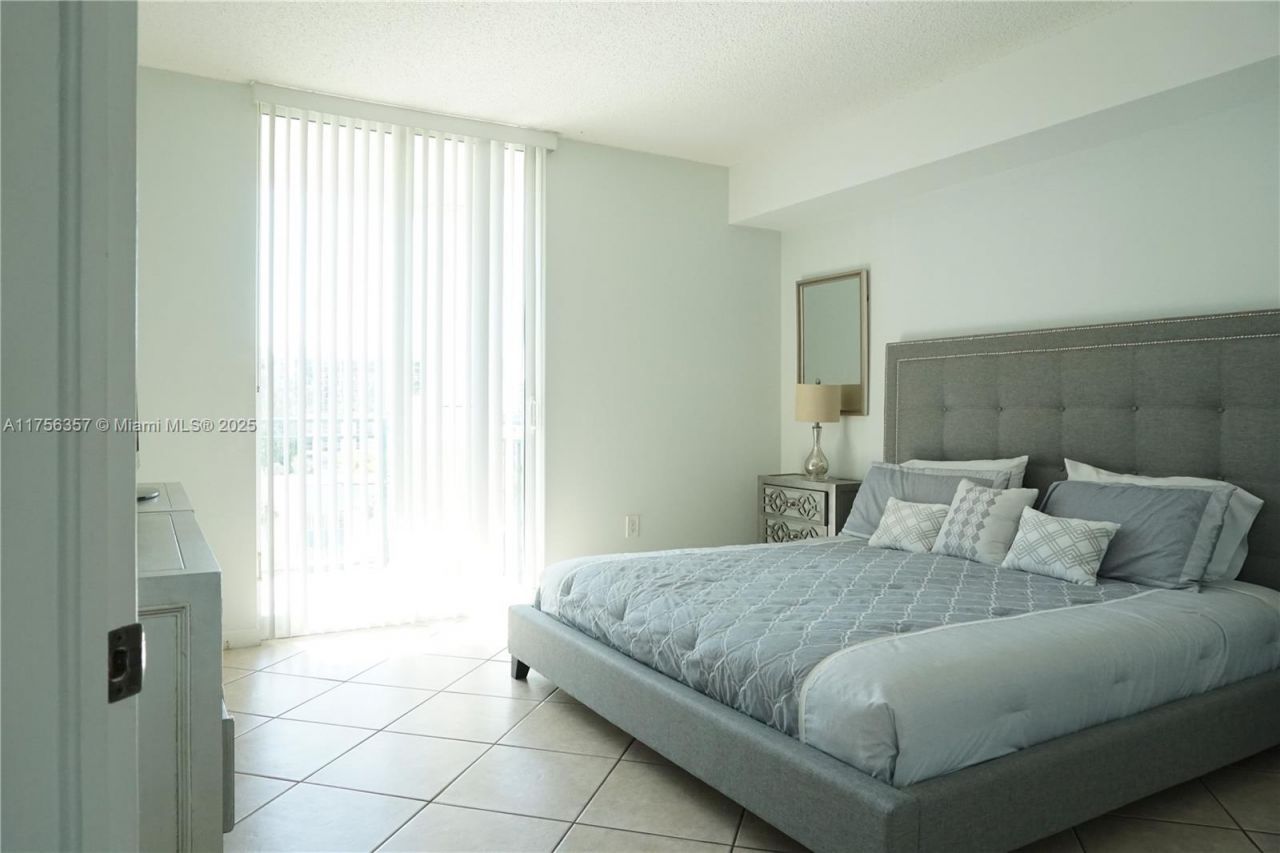 17555 Atlantic Blvd, Unit 606, Sunny Isles Beach, FL 33160 Photo