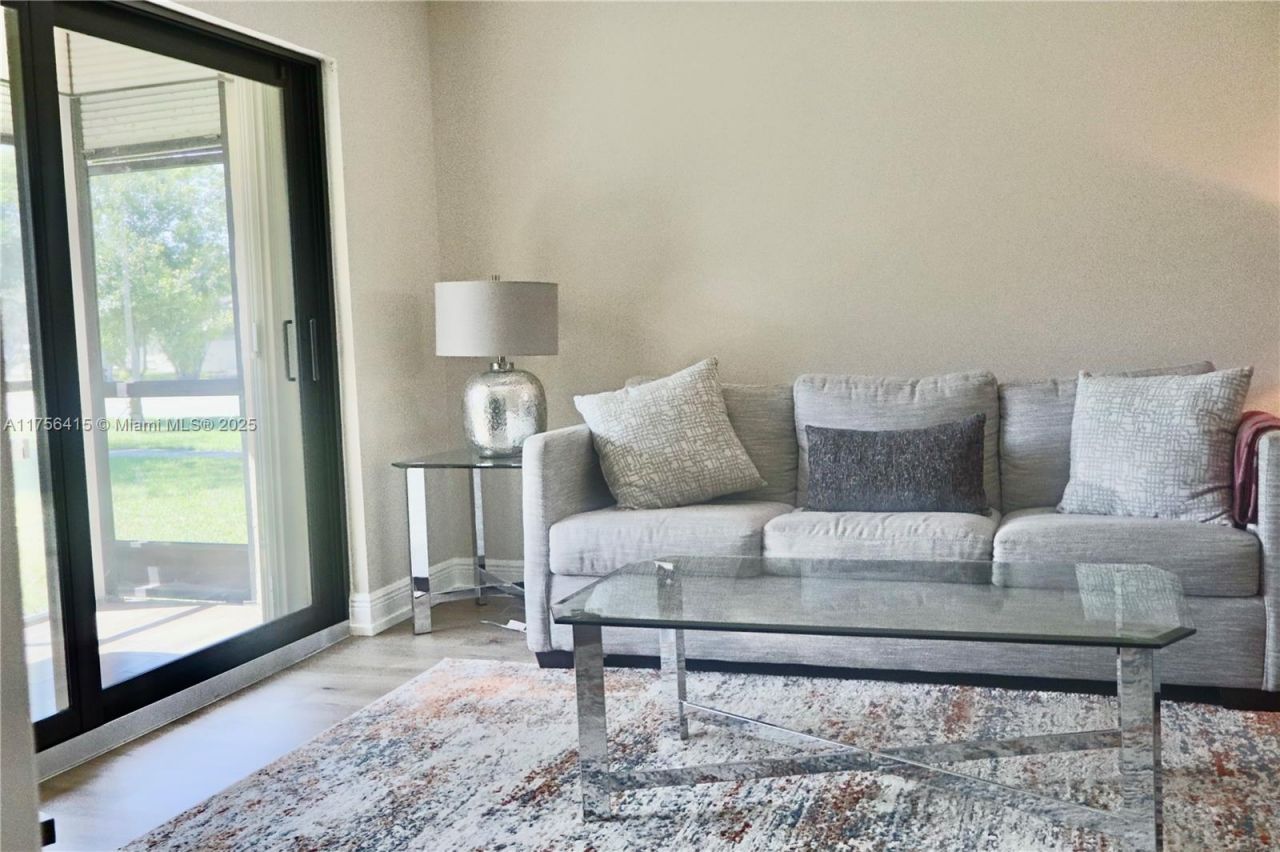 225 SE 10th St, Unit 3D, Deerfield Beach, FL 33441 Photo