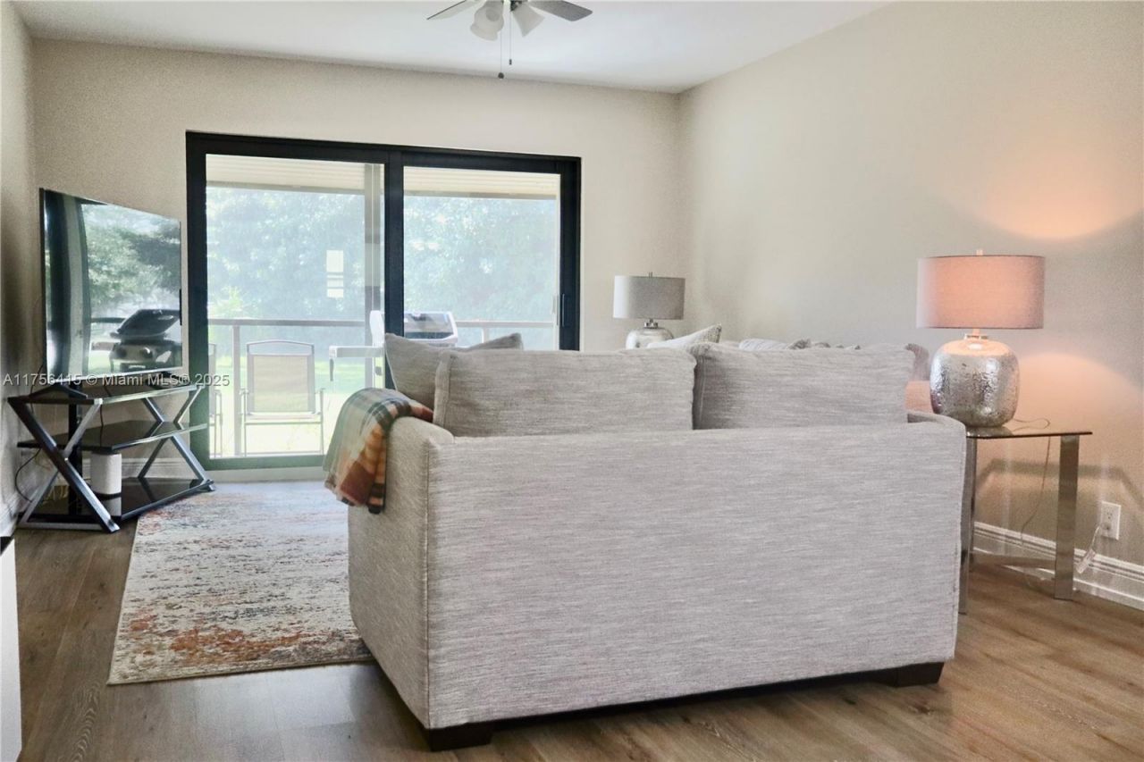 225 SE 10th St, Unit 3D, Deerfield Beach, FL 33441 Photo