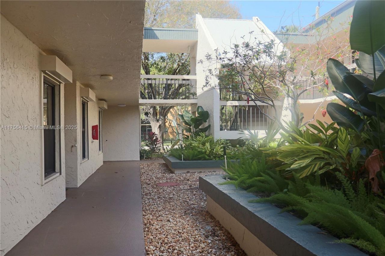 225 SE 10th St, Unit 3D, Deerfield Beach, FL 33441 Photo