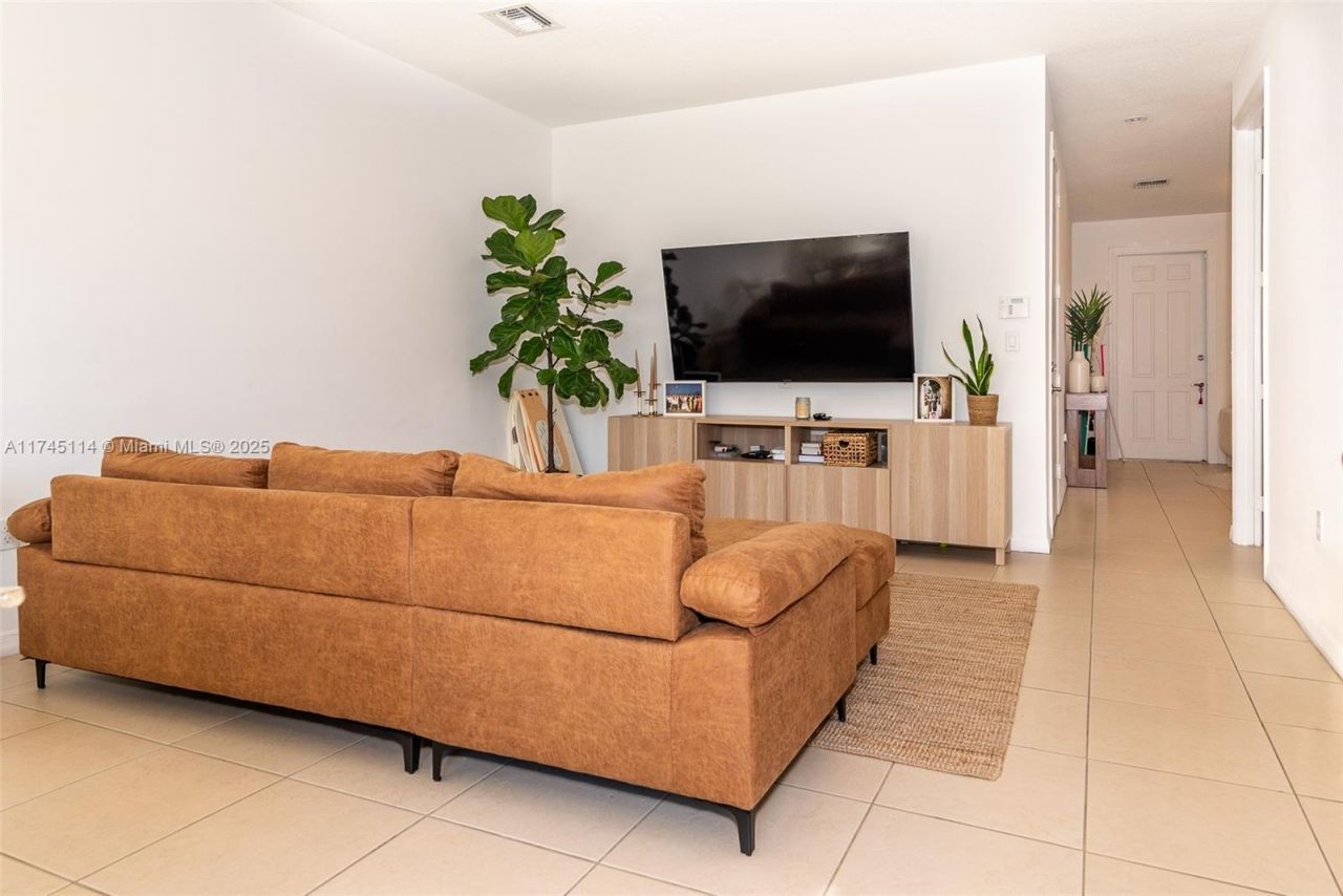 686 NE 191st Ter, Miami, FL 33179 Photo