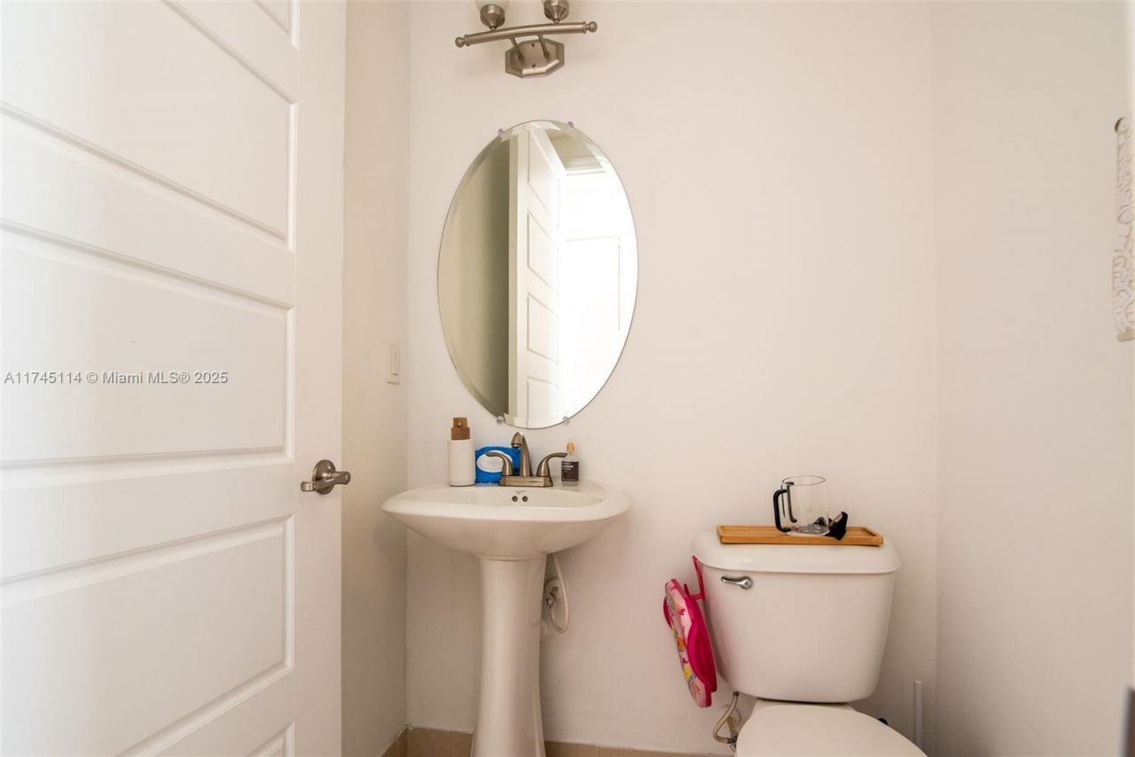 686 NE 191st Ter, Miami, FL 33179 Photo