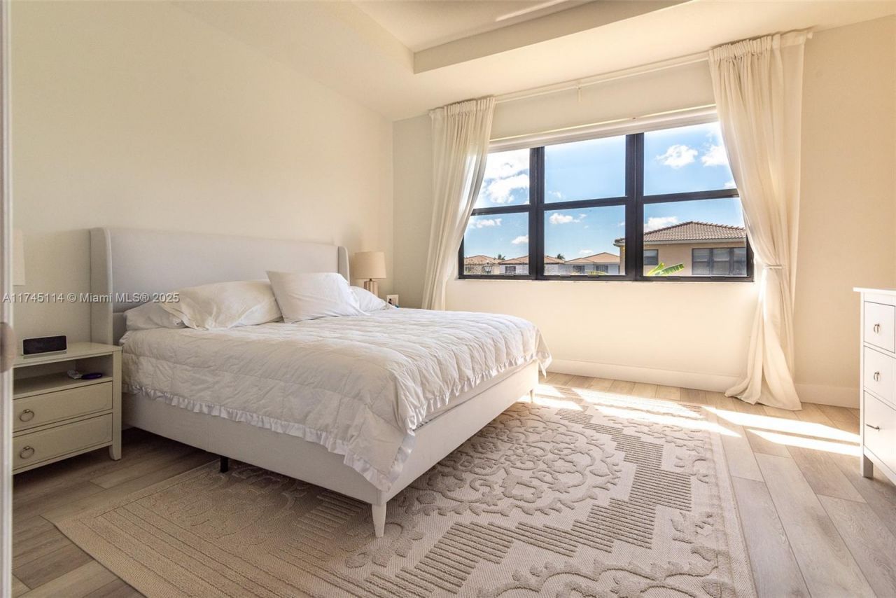 686 NE 191st Ter, Miami, FL 33179 Photo