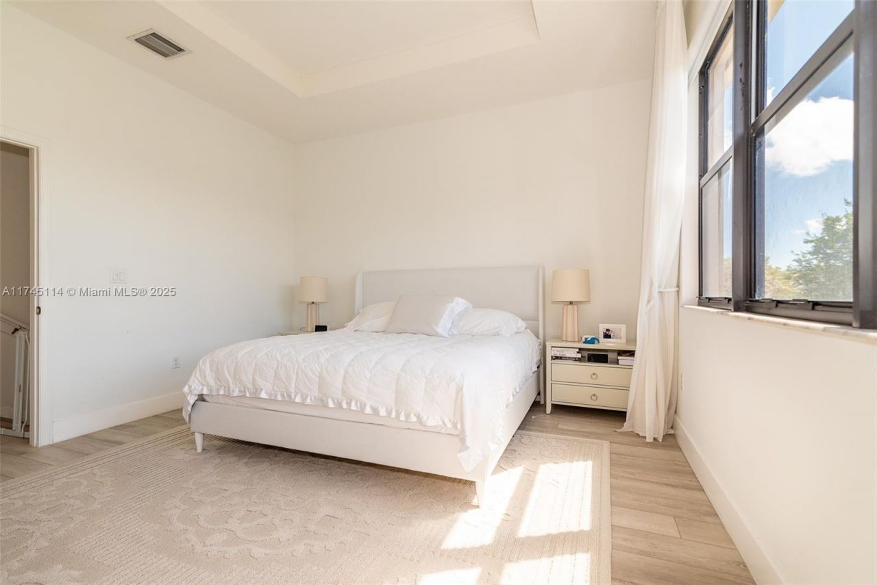 686 NE 191st Ter, Miami, FL 33179 Photo