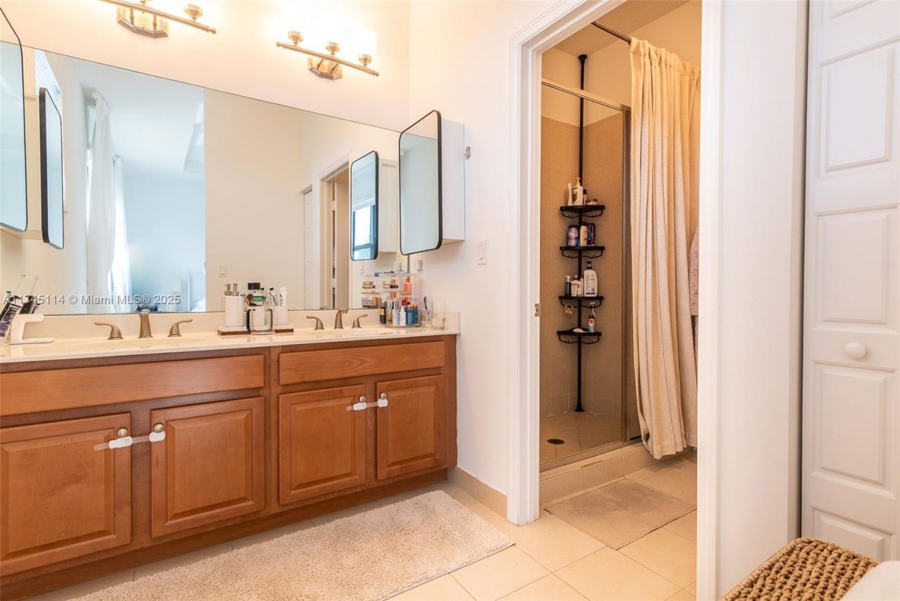 686 NE 191st Ter, Miami, FL 33179 Photo